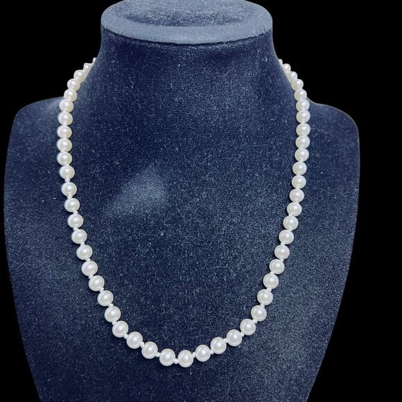 Napier Single Strand 18" Faux Pearl Necklace With Gold Tone Clasp (5597) - Picture 1 of 6
